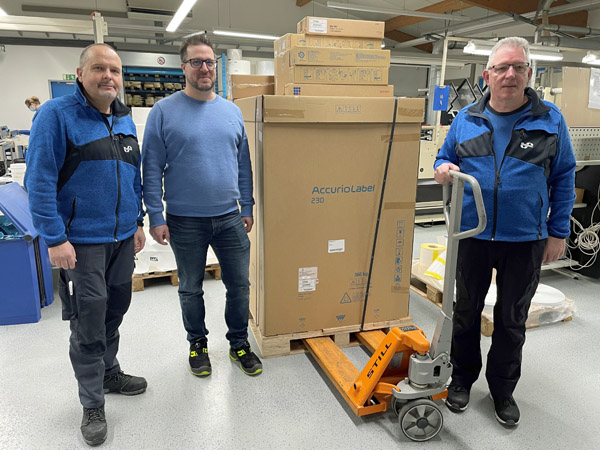 Thomas Flaake, Produktionsleiter; André Meyer, Betriebsleiter und Simon Marsden, stellv. Produktionsleiter beim Einbringen der ersten Boxen der AccurioLabel