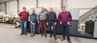 V.l.n.r.: Lukas Heinen, Operator; Andreas Wachtmeister, Field Service Senior Engineer HP; Jochem Heinen, GF; Jürgen Heinen, GF; Thorsten Glaab, Sales Account Manager HP