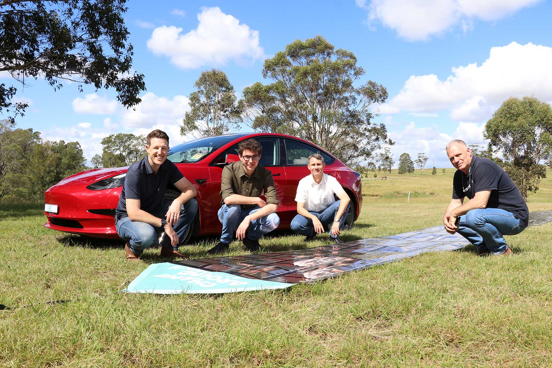 Eine gedruckte und flexible Solarpaneele soll dafür sorgen, mit einem Elektroauto über 13.000 km durch Australien zu fahren