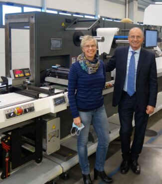 Giuseppe Rossi von Vetaphone mit der Einkaufsleiterin von SEI Laser Converting, Raffaella Copetti, im Werk von SEI Laser Converting in Buja, wo die Labelmaster-Maschinen mit Koronabehandlungssystemen von Vetaphone ausgestattet sind (Quelle: Vetaphone)