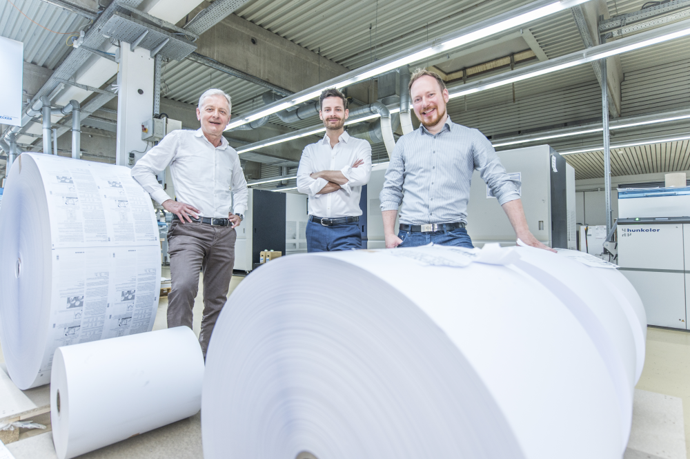Die Aussichten im Bereich des Digitaldrucks für die Pharmabranche sind gut, meint Conrad Fischer (links), hier im Bild mit seinen Co-Geschäftsführern Felix Otto Fischer und Alexander Storck in der Produktionshalle der diePharmadrucker
