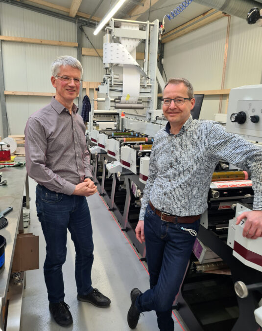 Die Geschäftsführer Christian Diederichsen und Maik Schlien setzen seit Jahren auf die Druckmaschinen von Mark Andy (Quelle: Timo Donati) 