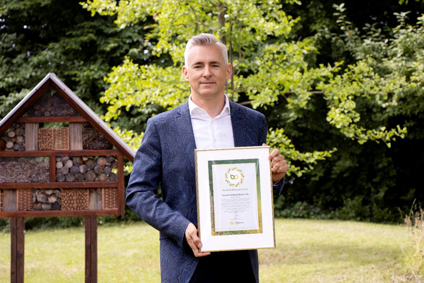 Dr. Markus Wildberger, Bereichsleiter Technologie der Koehler Innovation & Technology GmbH, erhält stellvertretend für die Koehler-Gruppe das World BioEconomy Circle Zertifikat