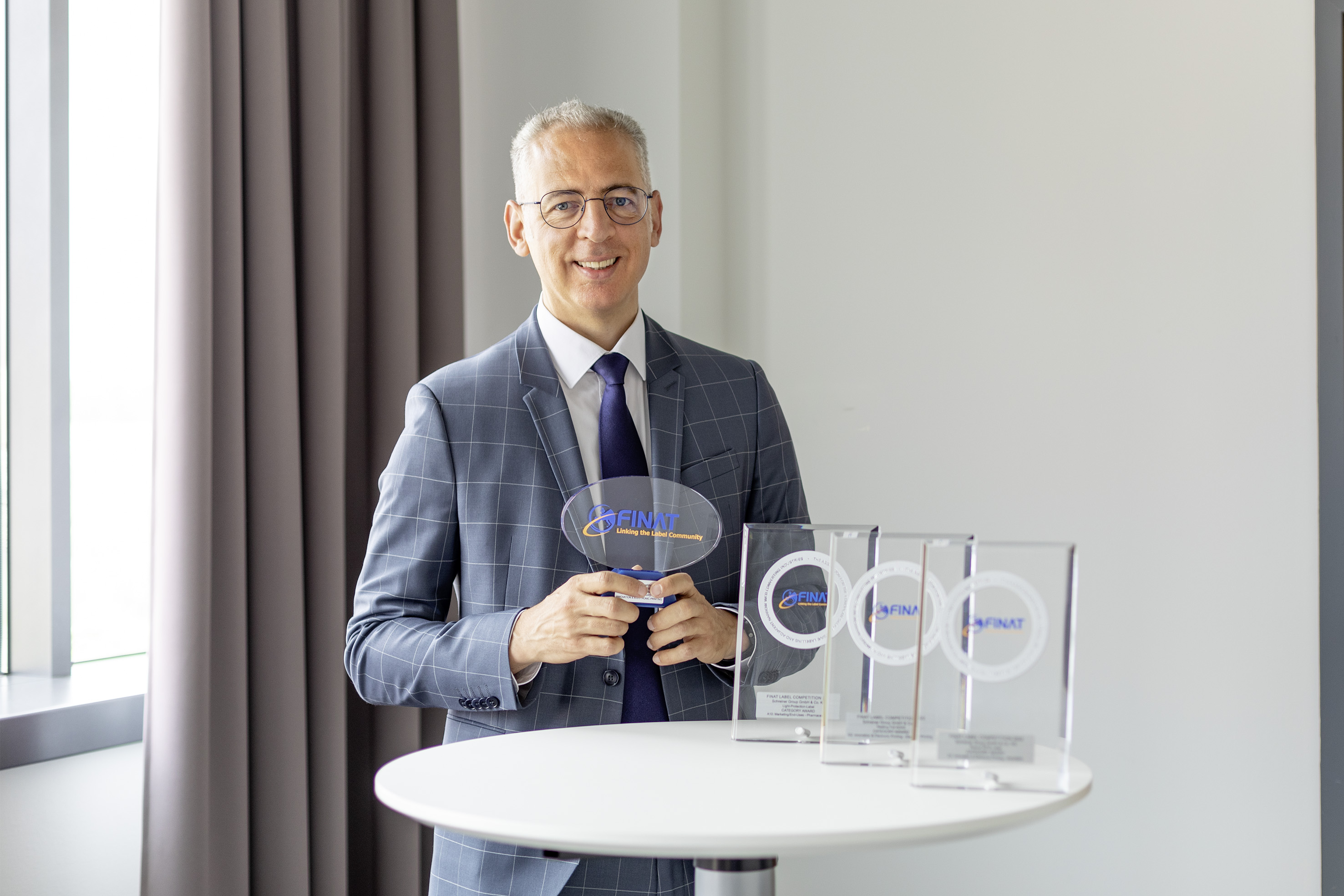 Geschäftsführer Roland Schreiner freut sich über die vier Auszeichnungen des FINAT (Quelle: Schreiner Group)