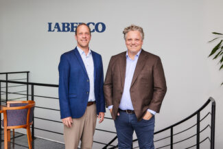 Ole Dam Mikkels (l.), General manager Labelco A/S und Lars Ole Nauta CEO Optimum Group Nordics