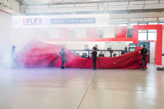 Feierlich enthüllt wurde die neue KFlex, eine sehr flexible, bedienfreundliche und skalierbare Flexodruckmaschine