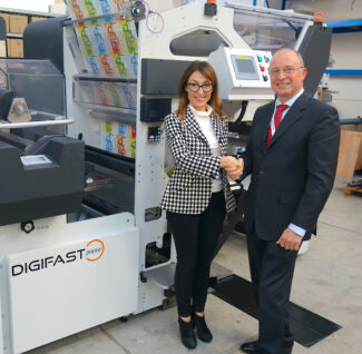 Chiara Prati und Giuseppe Rossi besiegeln per Handschlag eine Vereinbarung über die Lieferung von Vetaphone-Corona-Technologie für die neue Digifast20000-Linie von Prati (Quelle: Prati)