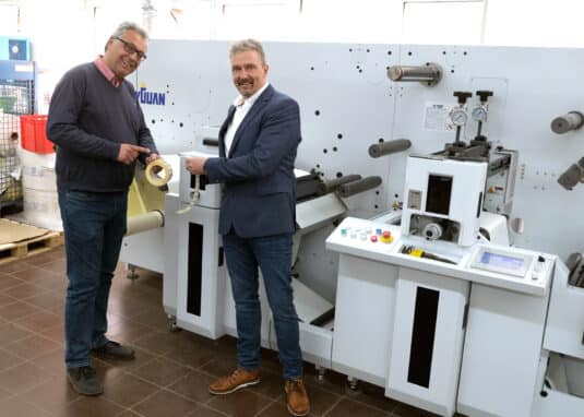 Qualität, Nähe, Service – das sind die Hauptargumente für die Investition in die Maschine. Ronald Kuhls (l.) GF Druckerei Kuhls und Peer Boysen, GF B&T Tec vor der neuen Rhyguan 330plus2 (Quelle: Michael Scherhag)