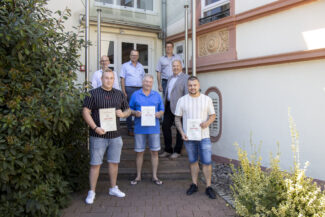 V.l.n.r. (hinten): Thomas Peter (Gesamtproduktionsleitung Standort Kehl), Hartmut Felsch (Werkleiter Standort Oberkirch), Gebhard Müller (Betriebsrat); Bernhard Bonath (Leiter Arbeits- und Gesundheitsschutz). V.l.n.r. (vorne): Adrian Marx (3. Platz), Martin Friedmann (Hauptgewinner) und Simon Riexinger (2. Platz) am Koehler Stammsitz in Oberkirch (Quelle: Koehler-Gruppe)