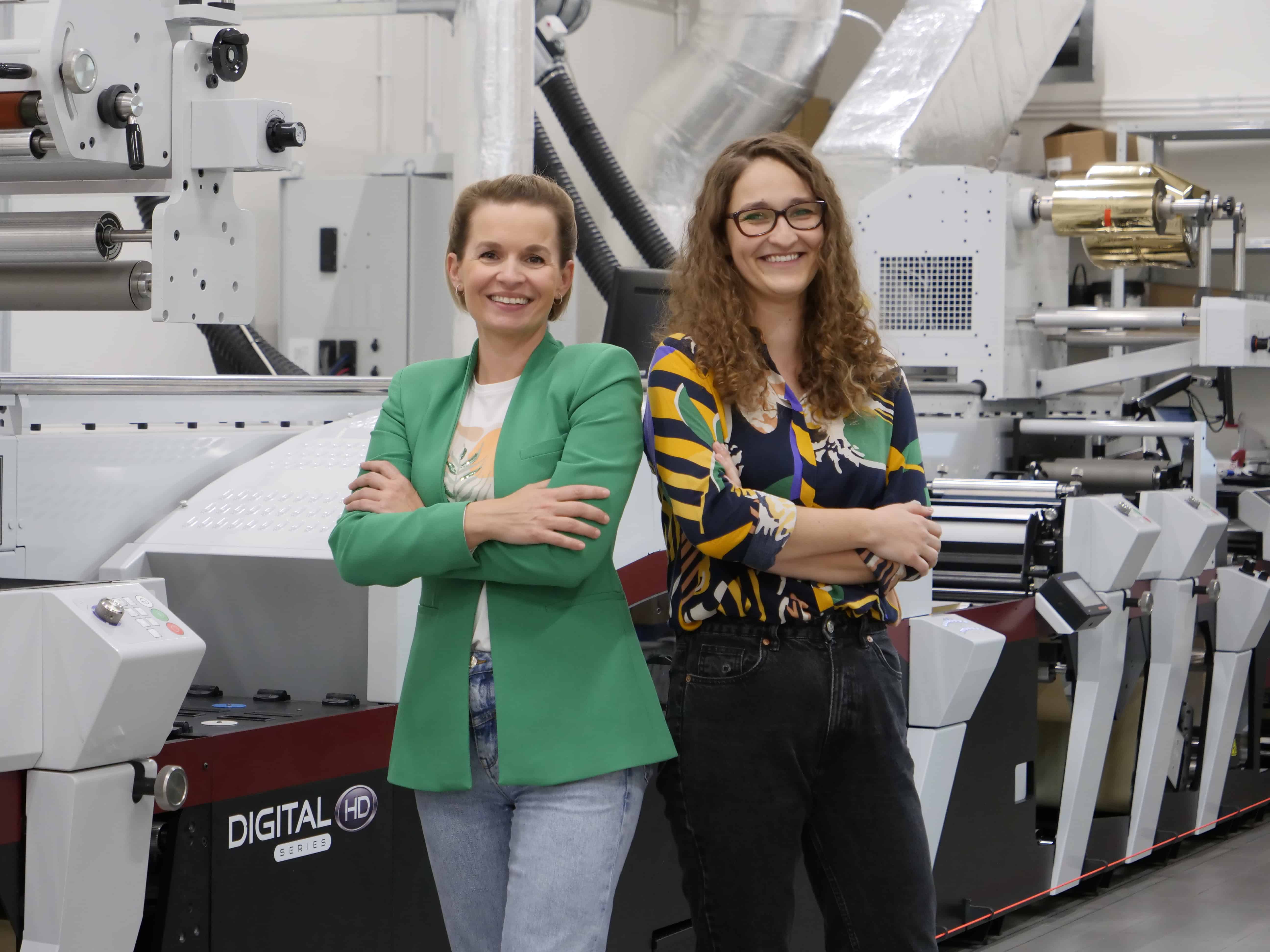Arti-Bau-Präsidentin Monika Stefanska (l.) und Urszula Lewandowska mit der zweiten digitalen Mark Andy-Hybriddruckmaschine des Unternehmens, dem Modell DSHD (Quelle: Mark Andy)