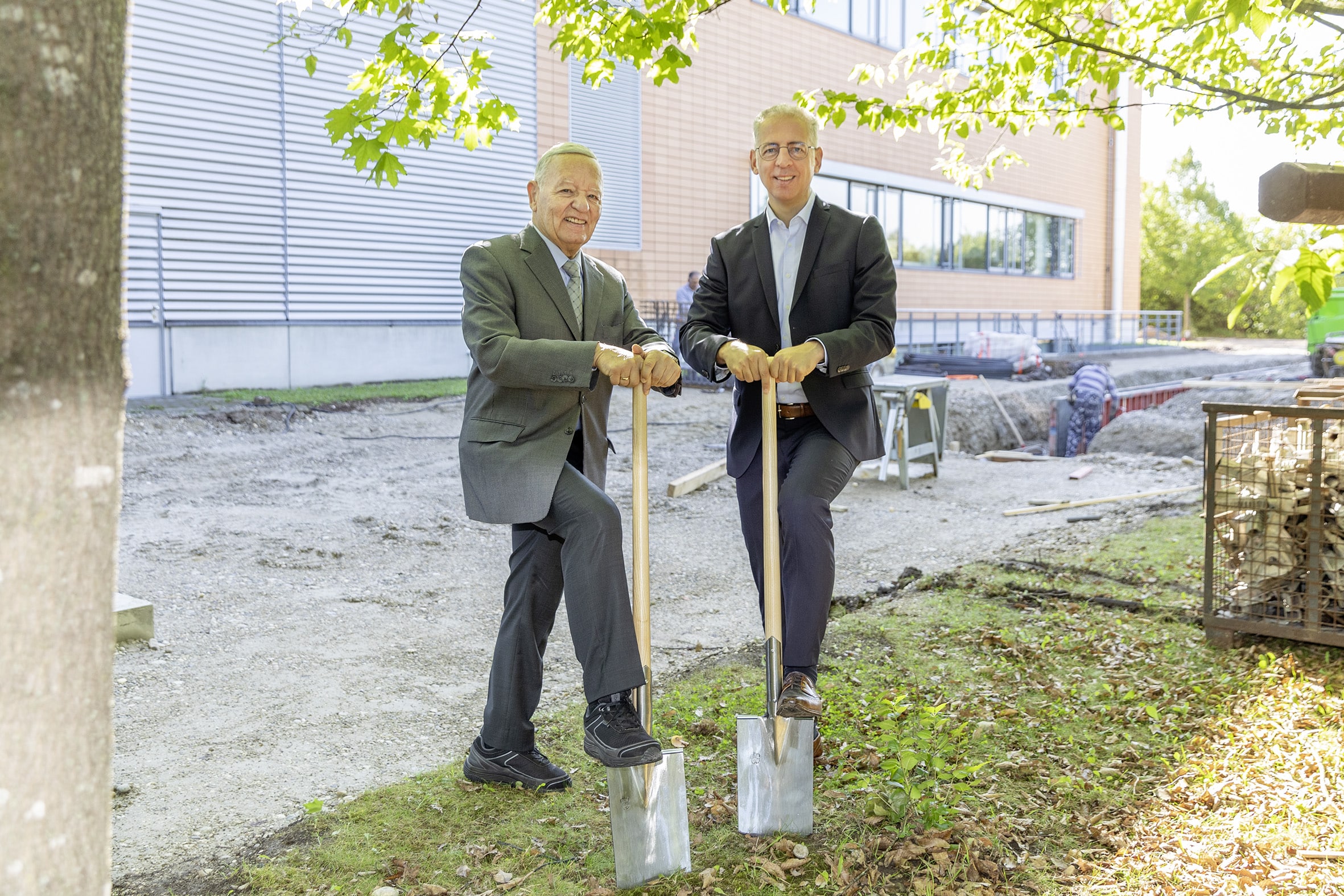 Symbolischer Spatenstich: Senior-Gesellschafter Helmut Schreiner und Geschäftsführer Roland Schreiner freuen sich auf das zukunftsweisende, neue Wärmepumpenhaus (Quelle: Schreiner Group)