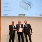 Securikett-Geschäftsführer Werner Horn (m.) nimmt mit Freude den Green Packaging Award entgegen (Quelle: Securikett)