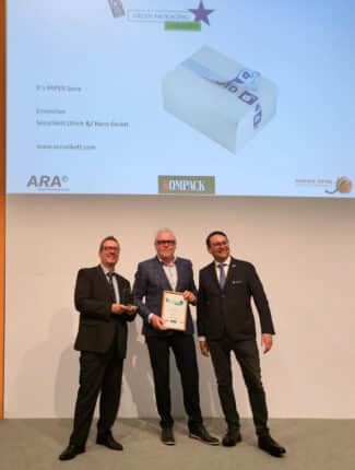 Securikett-Geschäftsführer Werner Horn (m.) nimmt mit Freude den Green Packaging Award entgegen (Quelle: Securikett)