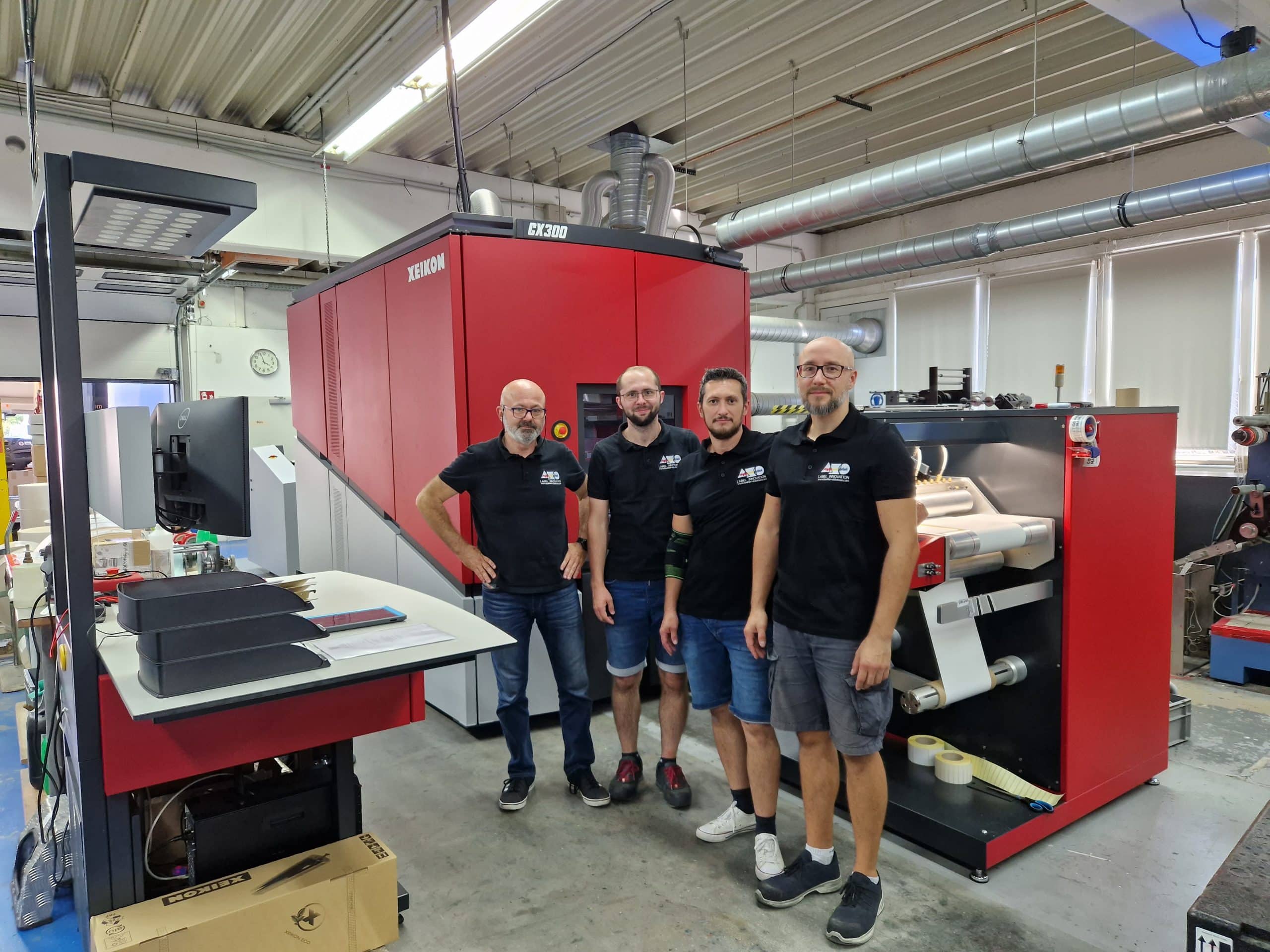 Michael Markus, Yannick Markus (beide Geschäftsführung), Peter Mut (Bediener Xeikon CX3 / Xeikon CX300), Thomas Bienias (Produktionsleiter und Bediener) Quelle: Xeiko