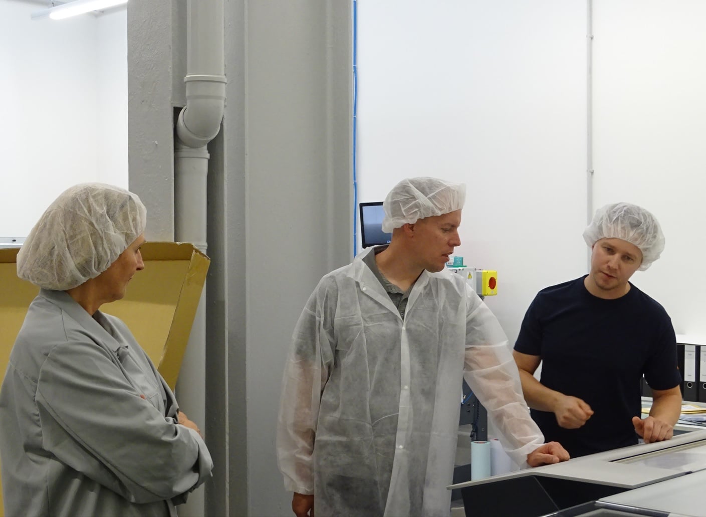 Timo Kreuteler von der Wigo Chemie GmbH, Anke Hoefer von Arwed Löseke und Sebastian Spitzer, Technischer Administrator, besprechen die besten Vorgehensweisen zur Herstellung von Flexodruckplatten (Quelle: Asahi)