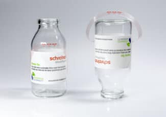 Das Hänger-Label Pharma-Tac wurde kontinuierlich um verschiedene Varianten und Features erweitert und kann jetzt auch aus umweltschonendem Folienmaterial gefertigt werden (Quelle: Schreiner Group)