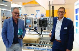 „Ein Meilenstein der nachhaltigen Etikettierung“: Stolz überreicht Michael Dossor (links), Geschäftsführer des australischen Vertriebspartners Result Group, den Australasian Packaging Innovation & Design Award für das InNo-Liner System an Martin Kühl, Leiter Herma Etikettiermaschinen