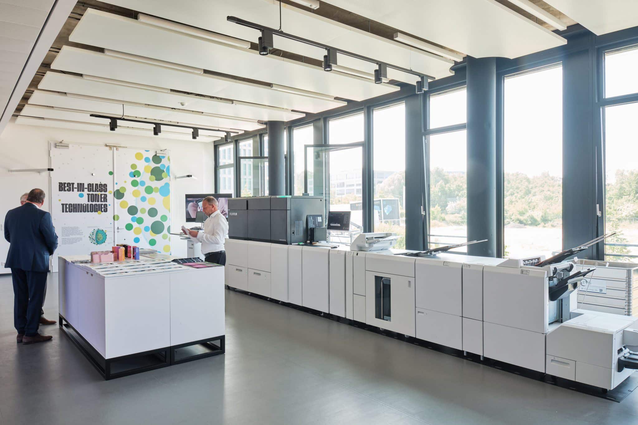 Im neuen Print Experience Center präsentiert Fujifilm die unterschiedlichsten Systeme und ermöglicht echte Produkttests (Quelle: Fujifilm)