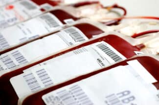 Sichere Rückverfolgbarkeit und Zuordnung von Blutspenden dank Etiketten