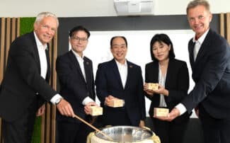 Die Eröffnung wurde des neuen Standortes wurde mit einer traditionell japanischen Zeremonie kagami biraki begangen. Im Bild (v.l.n.r.): Henning Ohlsson, Geschäftsführer Epson Deutschland GmbH, Yoshiro Nagafusa, Präsident Epson Europe B.V. Yasunori Ogawa, Präsident Seiko Epson Corporation, Maya Mitani, stellvertretende Generalkonsulin und Bürgermeister der Stadt Düsseldorf Josef Hinkel (Quelle: Epson)