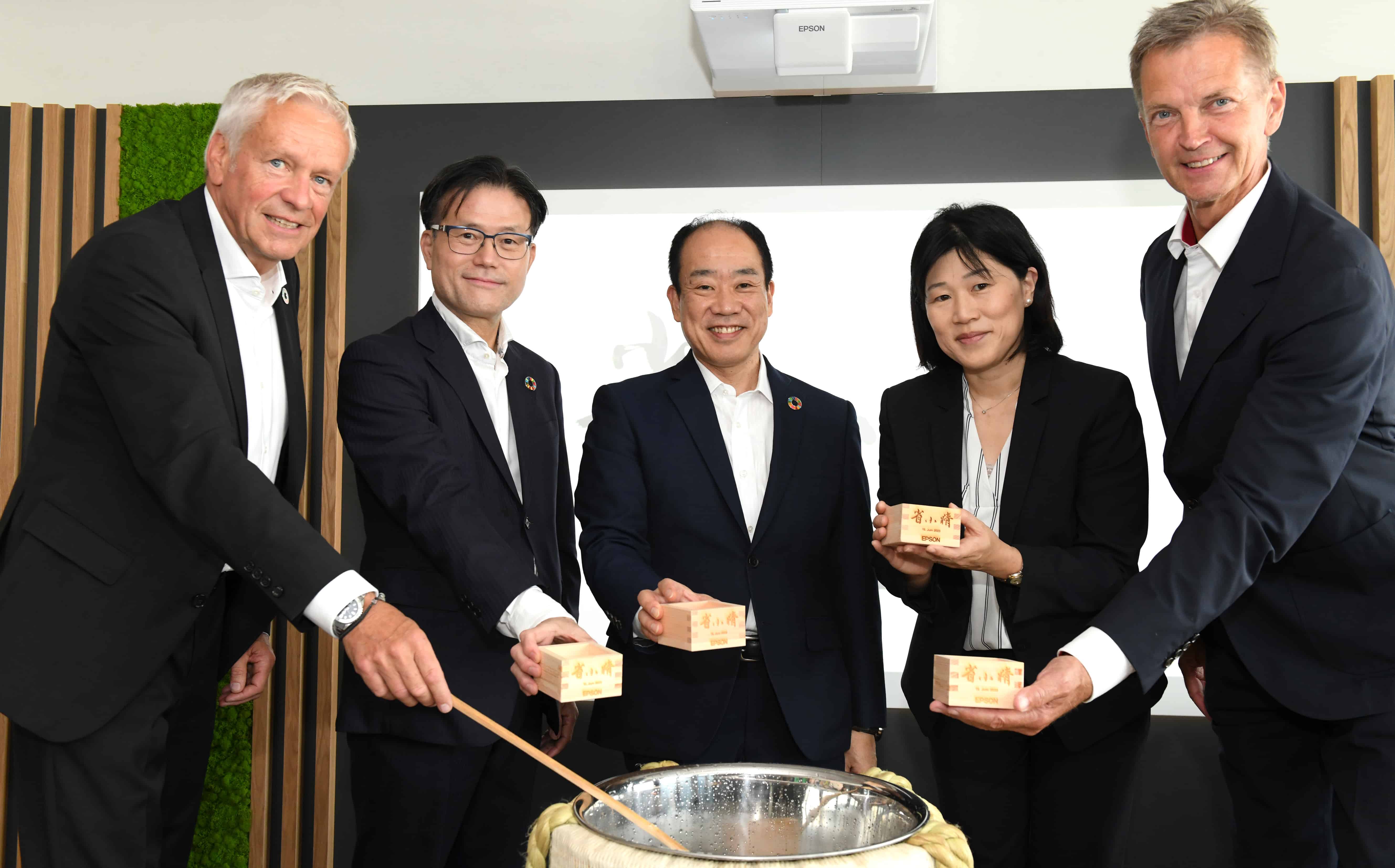 Die Eröffnung wurde des neuen Standortes wurde mit einer traditionell japanischen Zeremonie kagami biraki begangen. Im Bild (v.l.n.r.): Henning Ohlsson, Geschäftsführer Epson Deutschland GmbH, Yoshiro Nagafusa, Präsident Epson Europe B.V. Yasunori Ogawa, Präsident Seiko Epson Corporation, Maya Mitani, stellvertretende Generalkonsulin und Bürgermeister der Stadt Düsseldorf Josef Hinkel (Quelle: Epson)