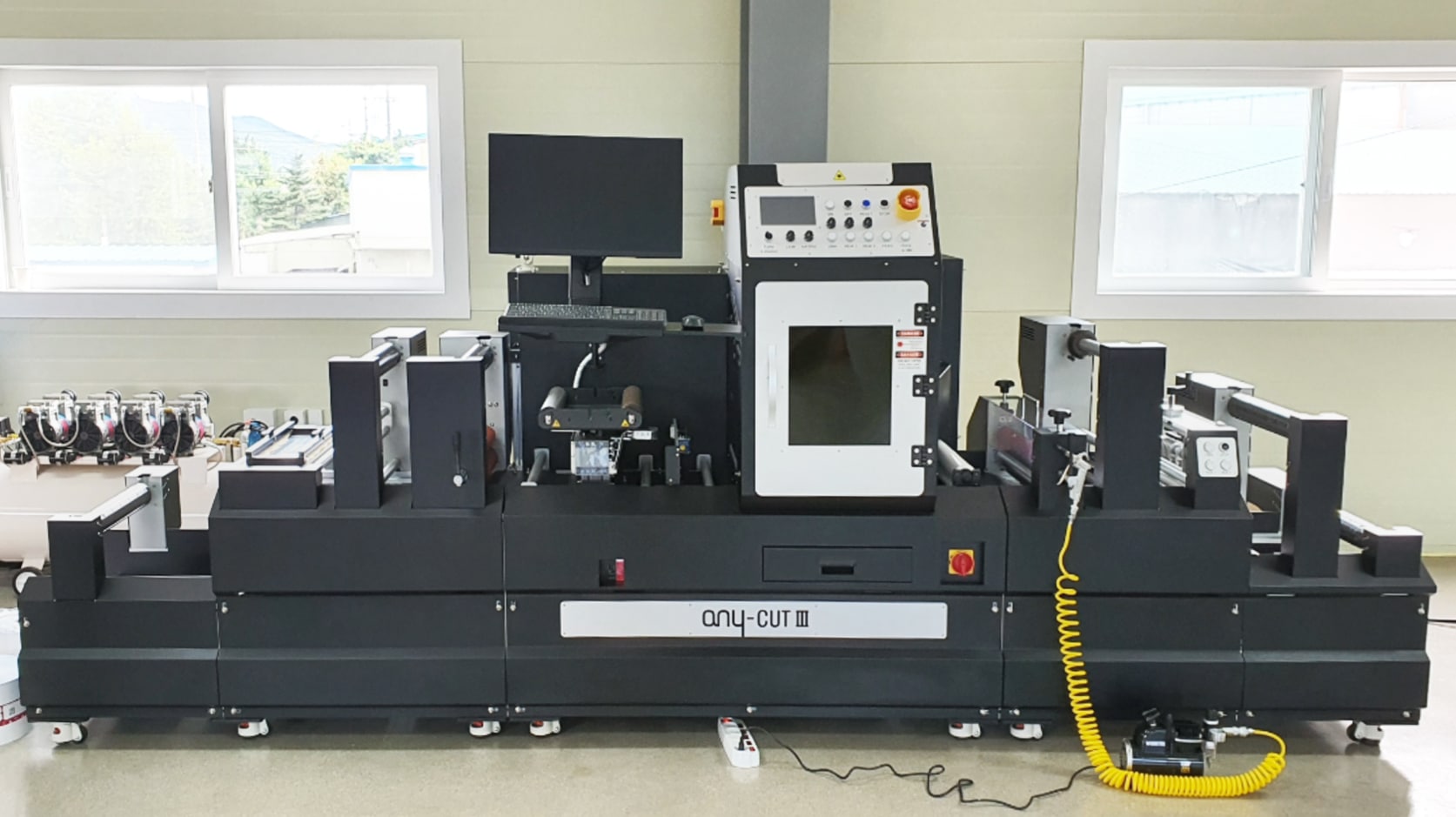 Die Anytron Any-Cut III ist eine Maschine für die Endbearbeitung von Etiketten mit einem Laserschneider (Quelle: Anytron)