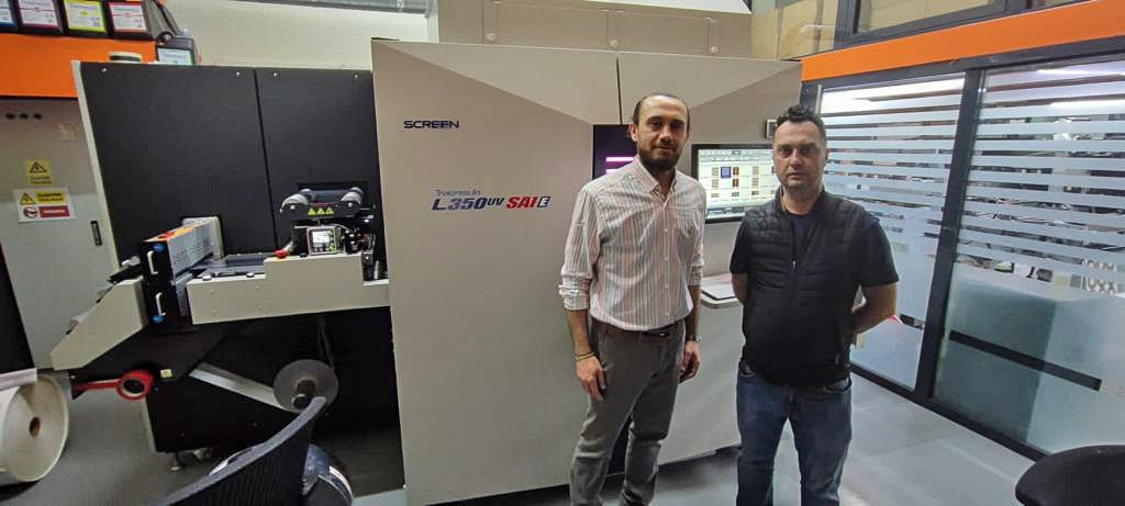 Die Inhaber und Brüder Kadir und Kaan Güleç vor ihrer neuen Screen Truepress Jet L350UV SAI E (Quelle: Screen)