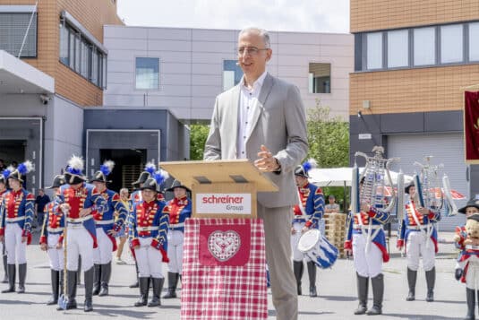 Geschäftsführer Roland Schreiner begrüßte alle Gäste. Ihm ist die gute Ausbildung ganz persönlich ein wichtiges Anliegen (Quelle: Schreiner Group) 