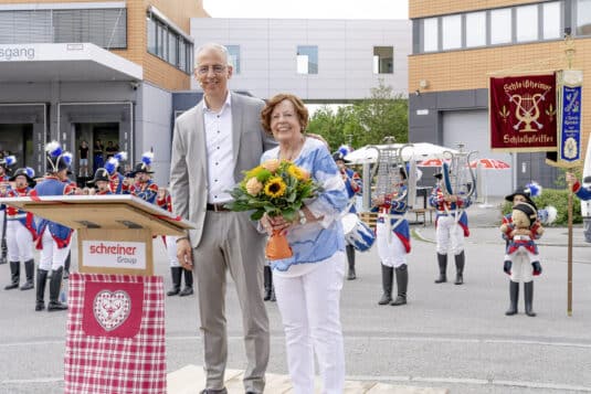 Zu Ihrem 80sten Geburtstag wurde Ulrike Schreiner von der gesamten Belegschaft und ihrem Sohn Roland Schreiner ganz besonders geehrt (Quelle: Schreiner Group) 