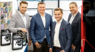 V.l.n.r: Michał Kuczkowski, Xeikon Sales Manager; Piotr Smoliński, Etiflex Miteigentümer, Leiter der Flexoabteilung; Karol Kuligowski, Etiflex Miteigentümer & Verkaufsleiter; Przemysław Wagner, Etiflex Miteigentümer & Produktionsleiter (Quelle: Xeikon)