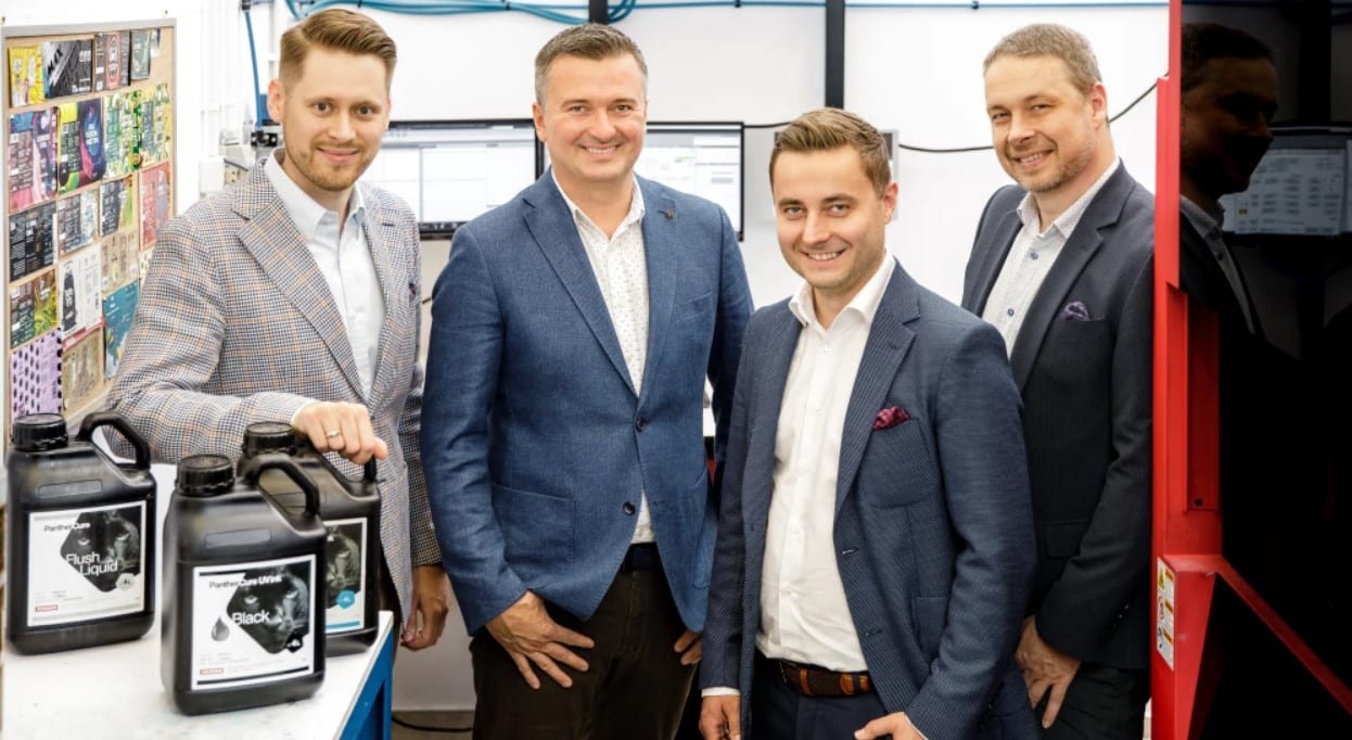 V.l.n.r: Michał Kuczkowski, Xeikon Sales Manager; Piotr Smoliński, Etiflex Miteigentümer, Leiter der Flexoabteilung; Karol Kuligowski, Etiflex Miteigentümer & Verkaufsleiter; Przemysław Wagner, Etiflex Miteigentümer & Produktionsleiter (Quelle: Xeikon)