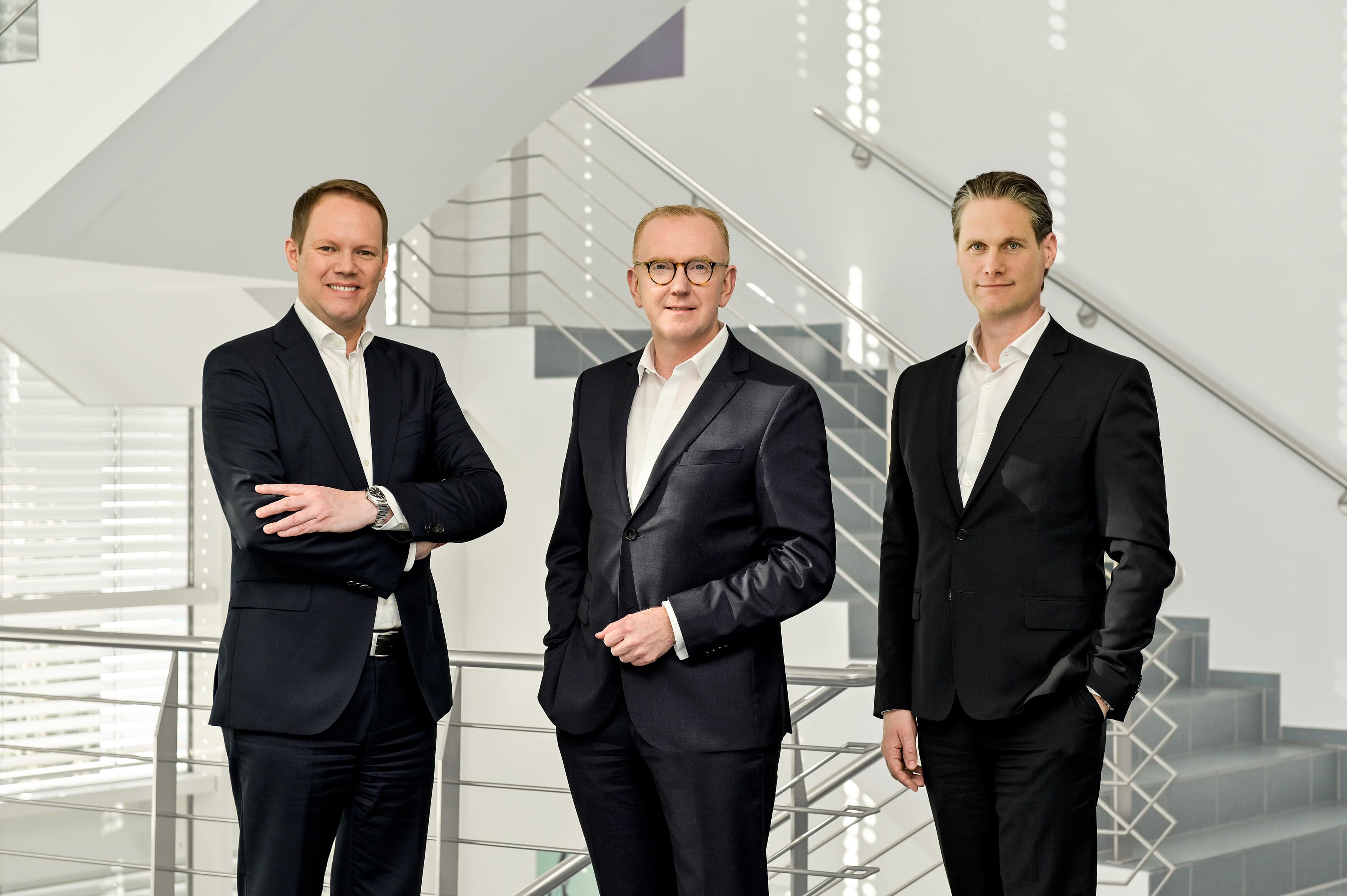 Der technotrans-Vorstand ist mit dem Ergebnis zufrieden v.l.: Peter Hirsch, CTO/COO; Michael Finger, CEO; Robin Schaede, CFO (Quelle: technotrans SE)