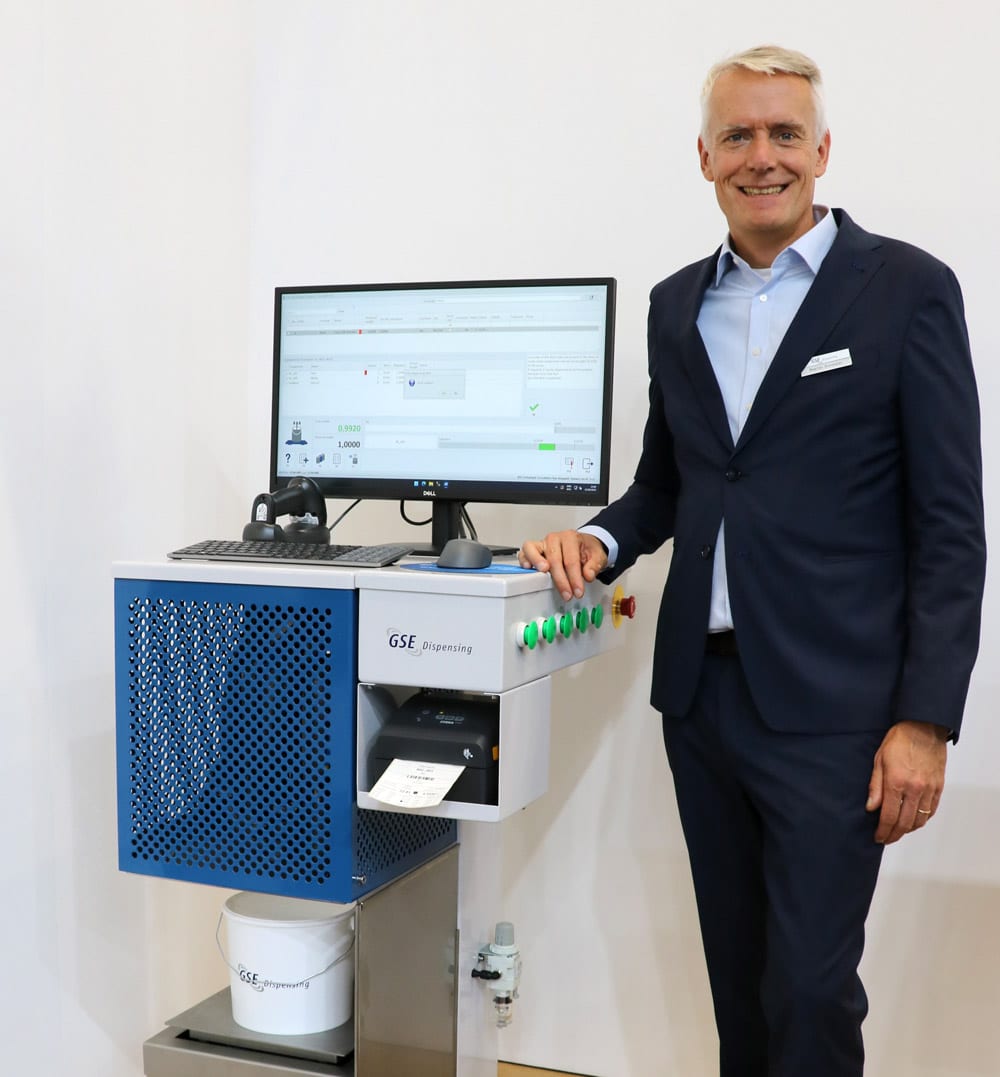 Maarten Hummelen demonstriert auf der Labelexpo Europe 2023 den neuen Einkomponenten-Dispenser für die Zubereitung von UV- und wasserbasierten Druckfarben (Quelle: GSE)