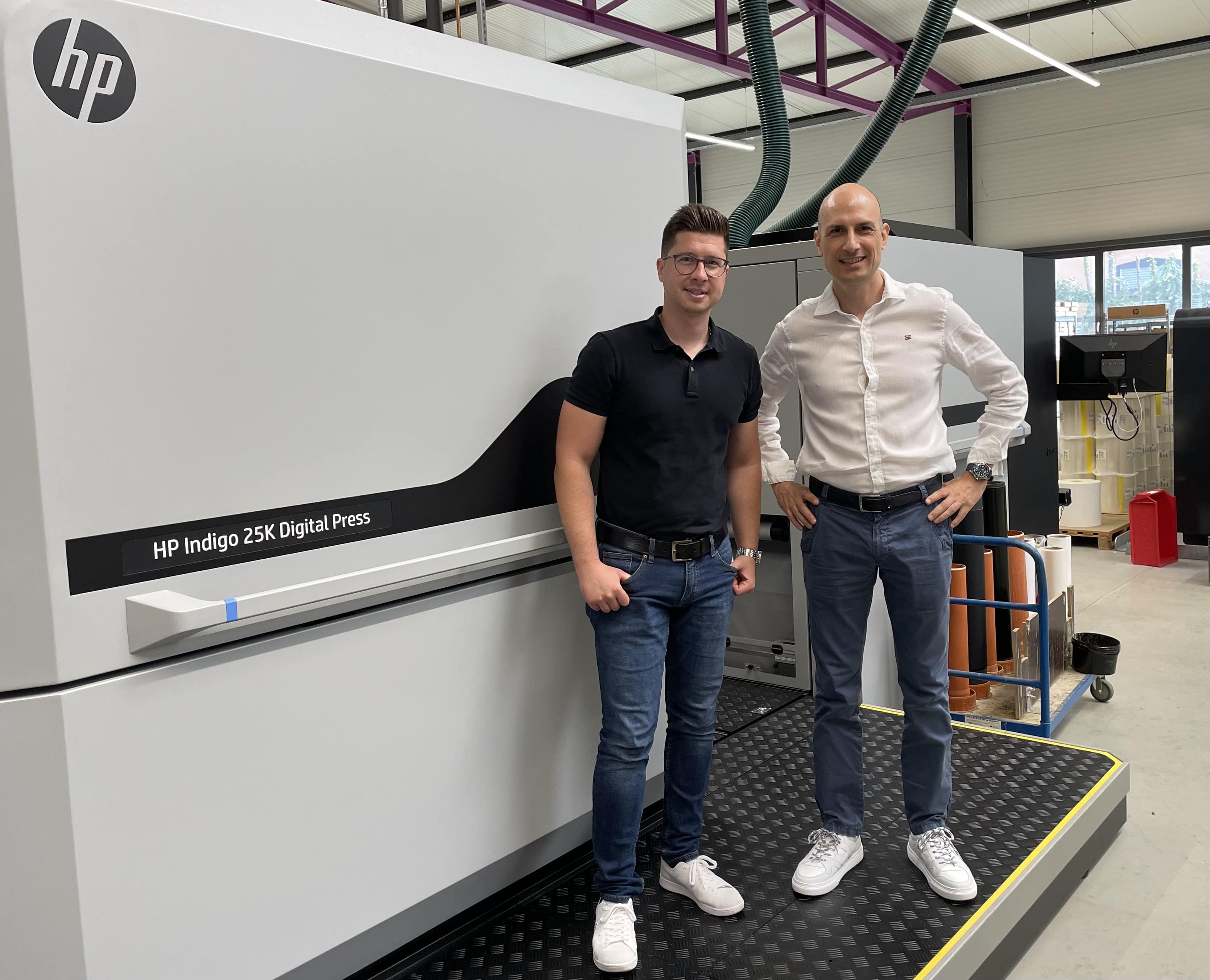 Die neue HP Indigo 25K löst eine vorhandene Digitaldruckmaschine ab und sorgt für Vorteile bzgl. Qualität, Produktivität und Umweltverträglichkeit. V.l.: Thorsten Kindler, geschäftsführender Gesellschafter, Kindler Etikettenservice und Gianni Robertazzi, Sales Account Manager Labels & Packaging, HP Indigo Digital Press & HP PWP Web Press (Quelle: HP Indigo)