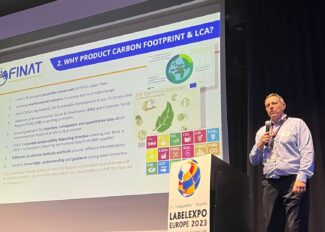 Alex Knott bei der Präsentation der PCF- und LCA-Initiative des FINAT auf der Labelexpo (Quelle: FINAT)