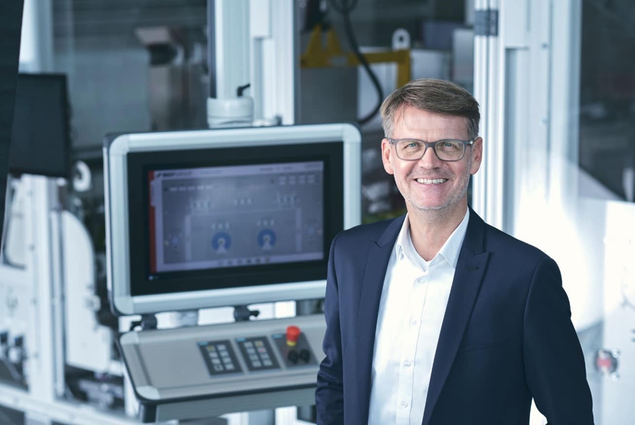 Jörg Westphal, Diplom-Wirtschaftsingenieur, ist seit Oktober 2021 als Executive Vice President bei BST tätig. Durch seine langjährige Erfahrung in der Druckbranche und im Maschinenbau kennt er die Anforderungen, die hier gestellt werden, sehr genau (Quelle: BST)