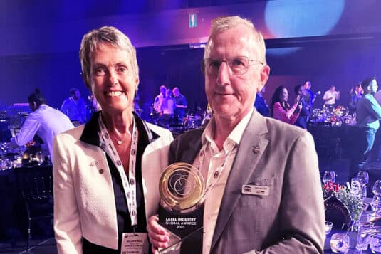 Die GEW-Gründer Gillian und Malcolm Rae mit dem Malcolm's Global Achievement Award (Quelle: GEW)