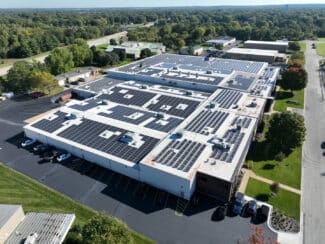 Blick auf die mit den neuen Solar-Panels ausgestatteten Dächer von Martin Automatic (Quelle: Martin Automatic)