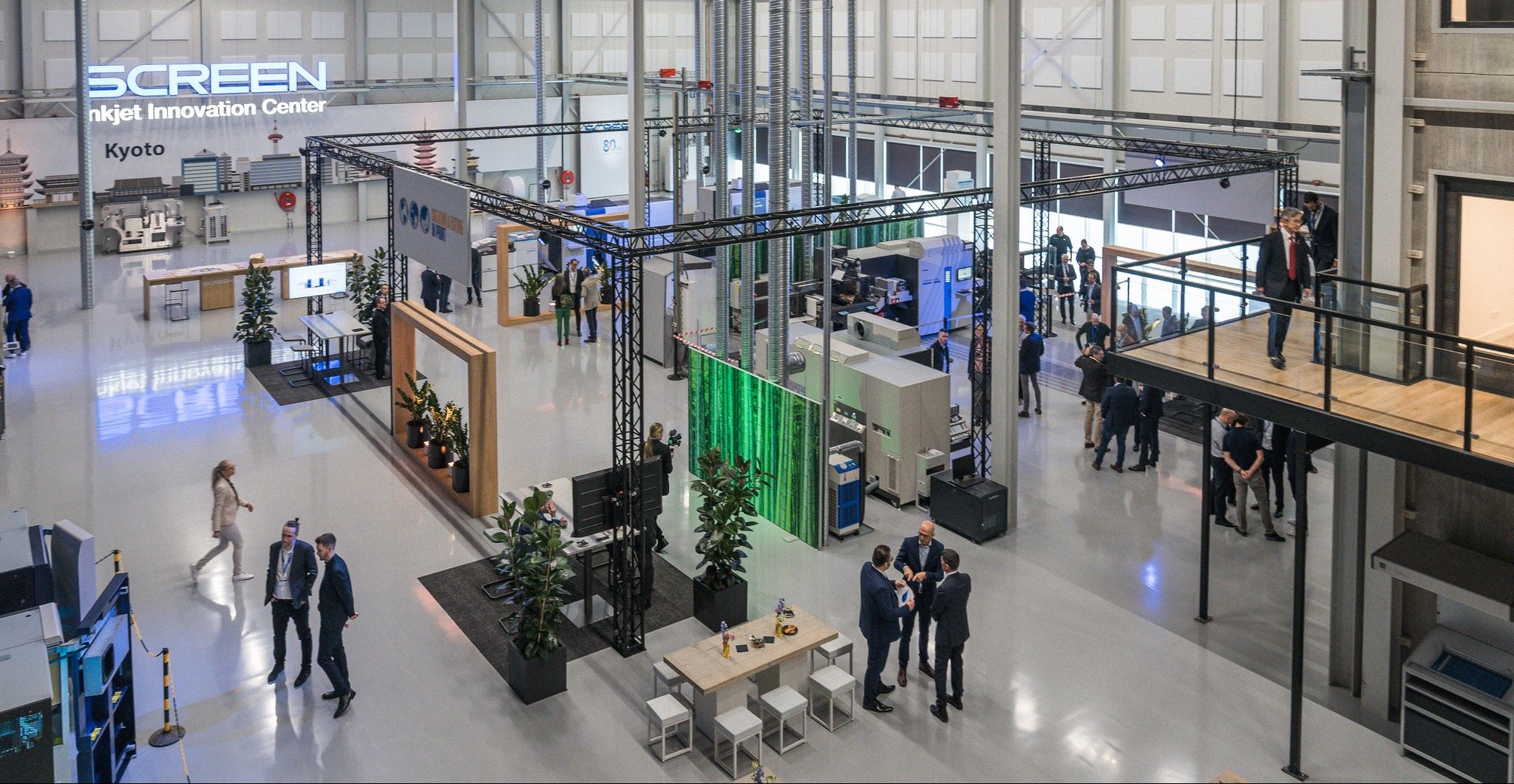 Screen Europe hat sein neues Inkjet Innovation Center (IIC) in Aalsmeer eingeweiht. Zum ersten Mal präsentiert der führende Hersteller von Inkjet-Digitaldruckmaschinen die gesamte Serie innovativer Druckmaschinen für den Etiketten-, Verpackungs-, Akzidenz- und CtP-Druck in einem Raum.