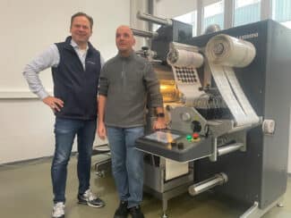 Andreas Nies, Typographus GmbH (r.) und Sven Rauchfuss, Nilpeter GmbH vor der neuen GM330Mini (Quelle: Nilpeter)