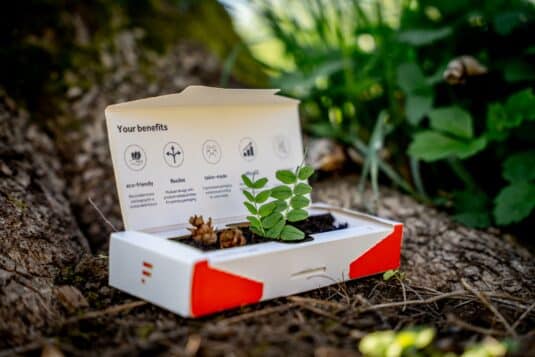 Mit dem Sustainable Packaging Service stellt Faller Packaging ein Konzept vor, um Kunden beim Umstieg auf nachhaltige Sekundärpackmittel zu unterstützen und somit den CO2-Fußabdruck von Verpackungen deutlich zu reduzieren (Quelle: Faller Packaging)