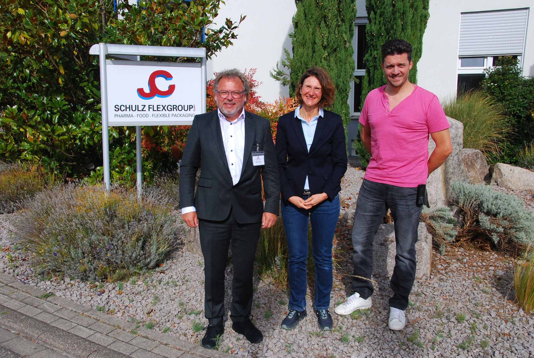 Klaus Sedlmayr, Chromos Deutschland (links), Cordula Schulz, Firmeninhaberin und Geschäftsführerin, und Vincent Lavorato, Technischer Geschäftsführer der Schulz Flexgroup GmbH (Quelle: Klemens Ehrlitzer)