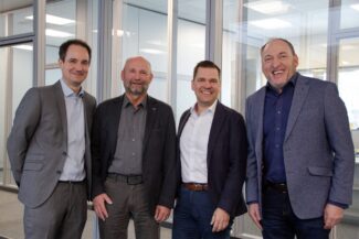 Bei einem Strategiemeeting in Melsungen traf sich Lee Pretsell (re.), Group Vice President Healthcare und Specialty Worldwide bei CCL Label, mit der Geschäftsführung von CCL Faubel, Frank Jäger, Frank Ludwig und Martin Kuge (v.l.n.r.)  (Quelle: CCL Faubel)