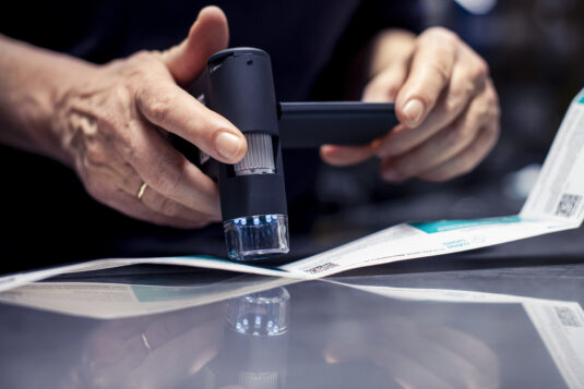 Mit der Mikroskopkamera Digimicro Mobile können Etiketten auf Kleberaustritt oder kleine Verunreinigungen überprüft werden (Quelle: robos labels)