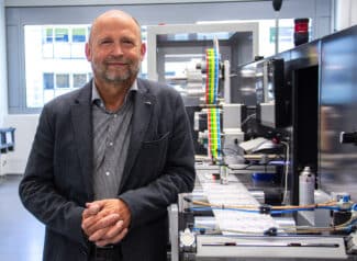 In seiner neuen Funktion als Senior Consultant beschäftigt sich Frank Ludwig unter anderem mit den maschinellen Prozessen während der Fertigung von Booklet-Etiketten (Quelle: Faubel)