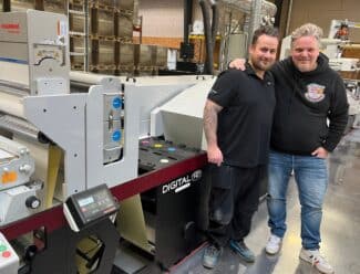 Senior Press Operator Jonas Munk mit Lars Ole Nauta und FlexoPrints zweiter Mark Andy Digital Series Hybriddruckmaschine (Quelle: Mark Andy]