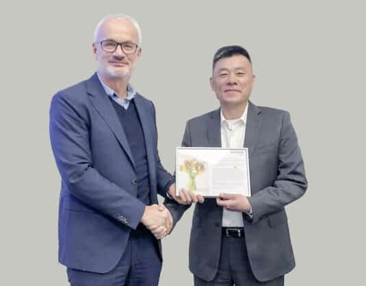 Thomas Köberlein, Geschäftsbereichsleiter von Schreiner ProTech und Managing Director der Schreiner Group China, gratuliert Jamie Long, General Manager Jinshan, zu seinem 15-jährigen Betriebsjubiläum (Quelle: Schreiner Group) 