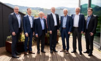 Dr. Bernd Eikens (Abbildung Mitte) wurde am 29. April 2024 als ordentliches Mitglied des Aufsichtsrats der Koehler-Gruppe gewählt. Fritz Holzhey (dritter von links) verlässt den Aufsichtsrat nach 11 Jahren (Quelle: Koehler-Gruppe)