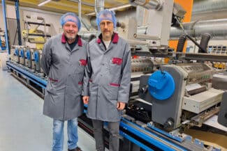 Salvador Hartmann, Head of Production, und Roger Wick, COO Labels & Flexible Packaging, mit einer der drei modernisierten Druckmaschinen (Quelle: GEW)