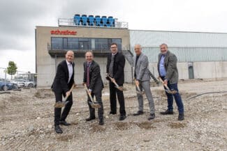 Der Anbau am Dorfener Werk der Schreiner Group startet: Geschäftsführer Roland Schreiner (2.v.r.) setzt zusammen mit dem Werksleiter Erich Pably (l.), dem Leiter Facility Management Wolfgang Bonnet (r.), dem Erdinger Landrat Martin Bayerstorfer (Mitte) und dem Dorfener Bürgermeister Heinz Grundner (2.v.l.) den ersten Spatenstich.